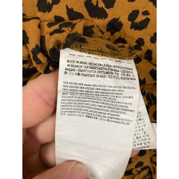 Vans Leopard Print Button Up Shirt Women's Size Medium Short Sleeve Collared Top - Picture 8 of 8